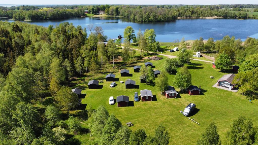 AxvallValle Vandrarhem的靠近湖泊的田野上一组帐篷的空中景观