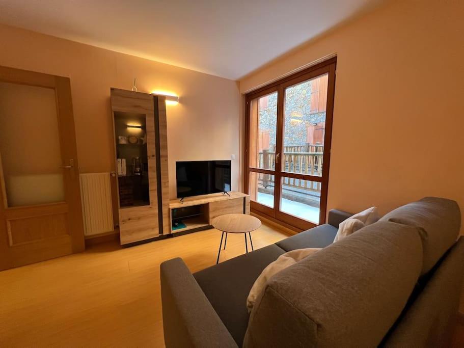 索尔德乌Apartamento Hasta 4 Pax con Terraza的带沙发和电视的客厅