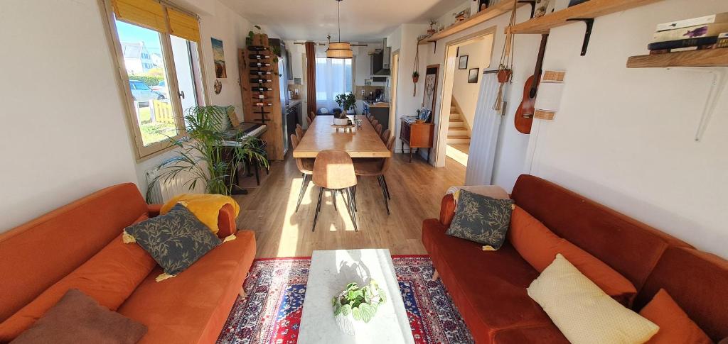 圣皮耶尔基贝龙Surf Hostel Quiberon, L'Oyat的客厅配有橙色沙发和桌子