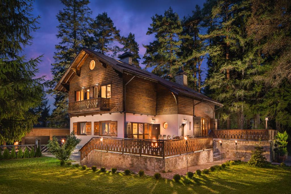 波罗维茨Villa Borovets Mountain & Luxury的院子内带围栏的大房子
