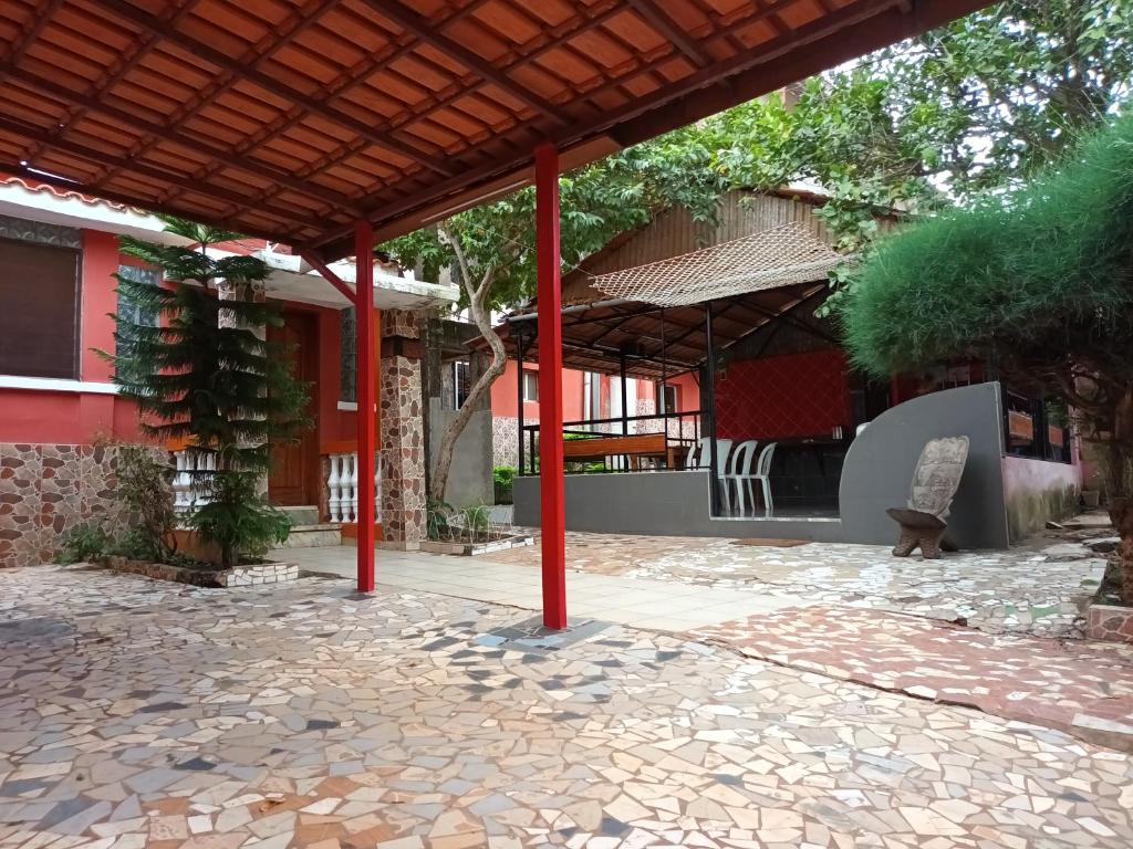 比绍HOTEL BADINCA Alojamento Low Cost in Bissau avenida FRANCISCO MENDES的楼前设有石头天井的凉亭