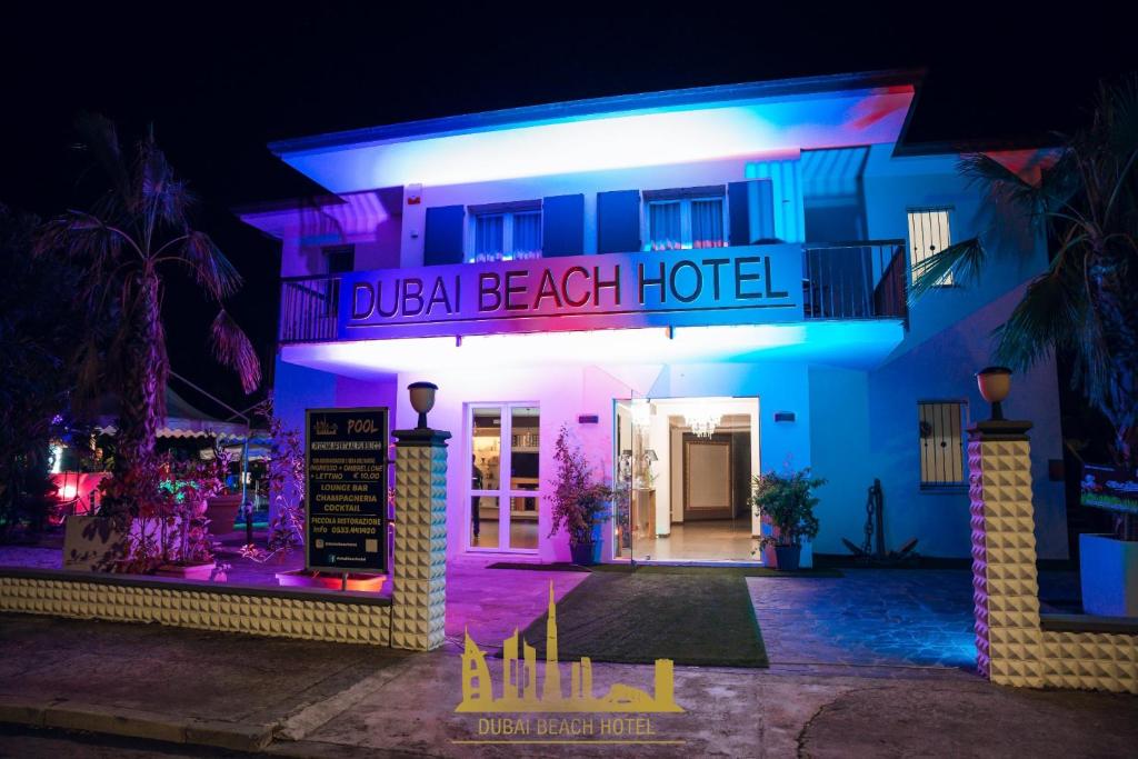 里杜德里伊斯坦西DubaiBeachotel的一家夜间亮起的标牌读双海滩酒店