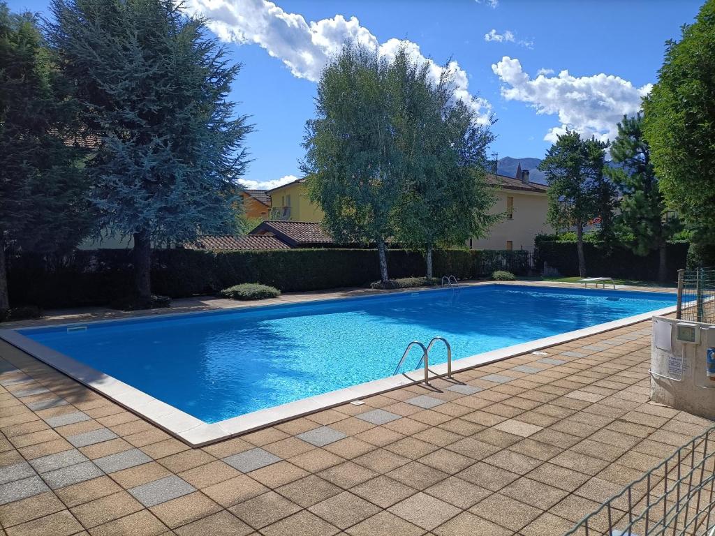 多马索House in a beautiful residence with garden, swimming pool and parking spot - Larihome A07的院子里的大型蓝色游泳池