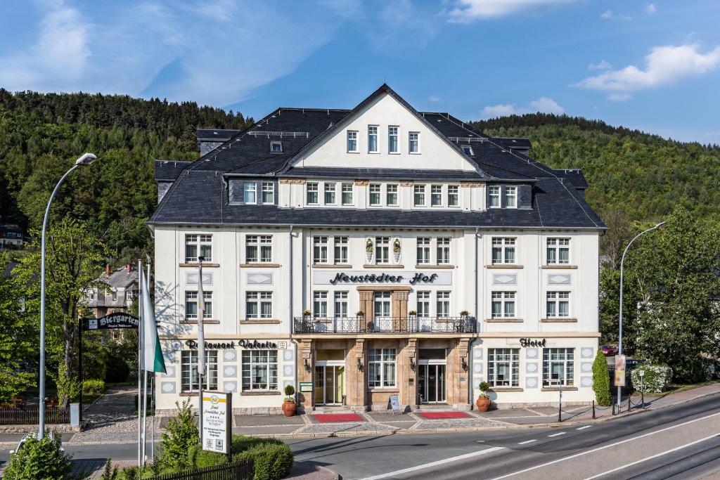 施瓦岑贝格诺伊施塔特霍夫酒店的街道边的白色大建筑