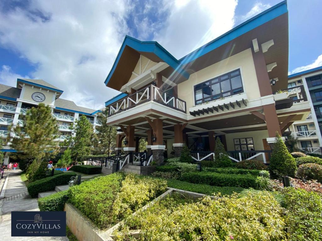 大雅台CozyVilla at Pine Suites Tagaytay 2BR or Studio with FREE PARKING的一座大建筑,上面有时钟