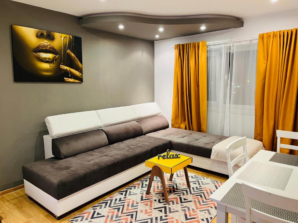 雅西Confort View Apartment Iași - 3 rooms-Like Home的带沙发和黄色桌子的客厅