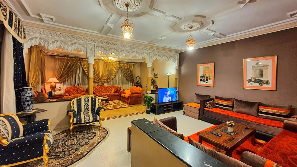 马拉喀什Oranger Family House - Marrakech的带沙发和电视的大型客厅