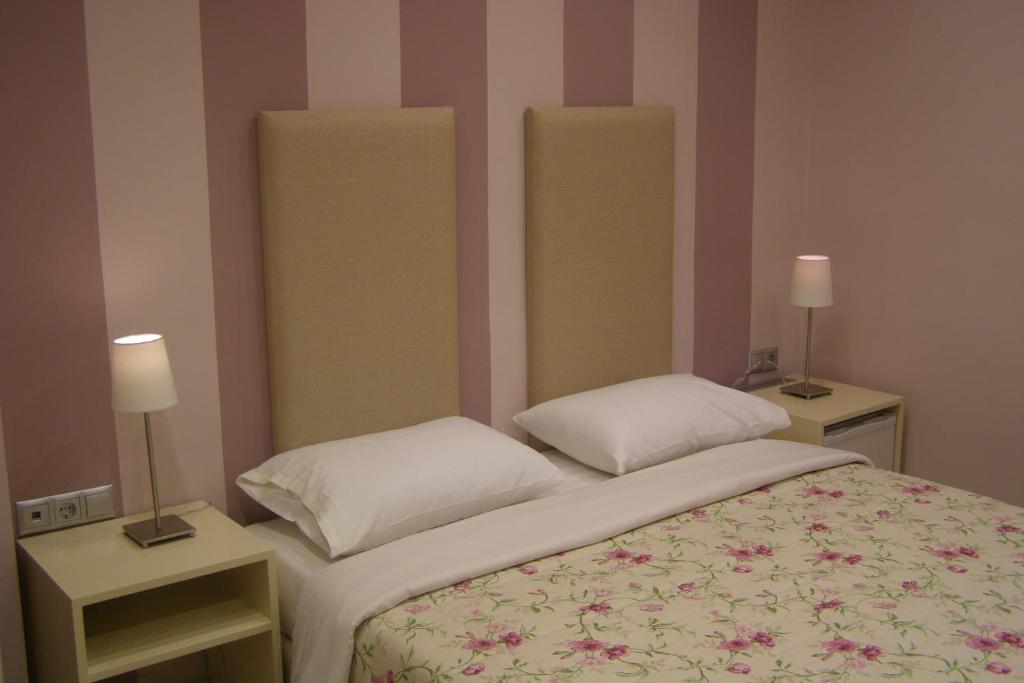 卡斯托里亚room "butterfly" in a neoclassical house的一间小卧室,配有床和2个床头柜