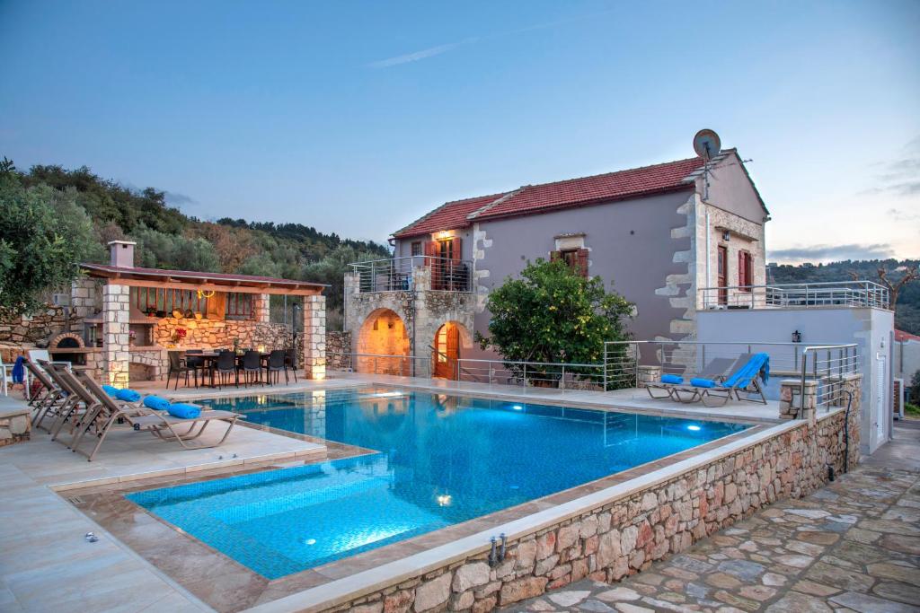 加瓦洛霍里翁Cretan Lux Villa Heated Pool的房屋前的游泳池