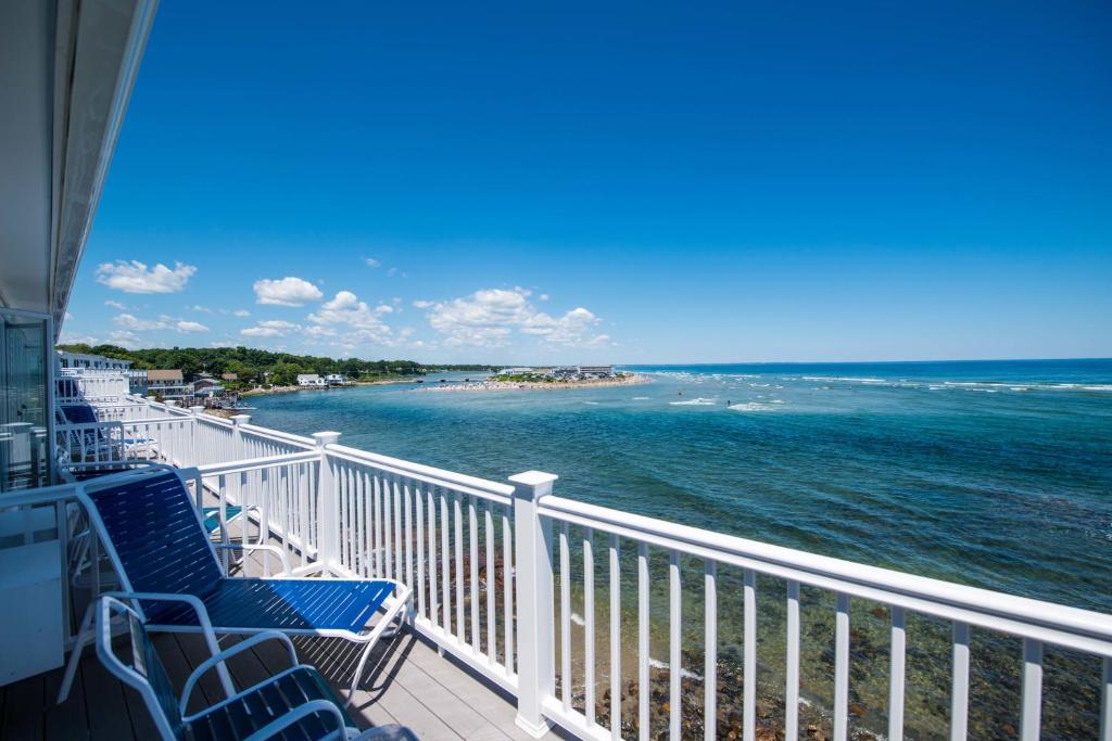 奥甘奎特斯帕哈克海滨度假汽车旅馆的阳台配有椅子,享有海景。