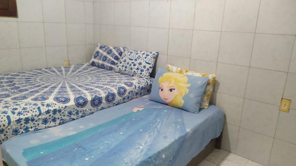 卢塞纳Casa temporada Lucena的儿童卧室,配有一张带娃娃的床