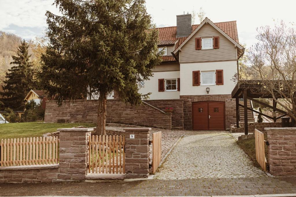 韦尼格罗德Waldchalet Am Steinberg FEWO的白色的房子,设有木门和围栏