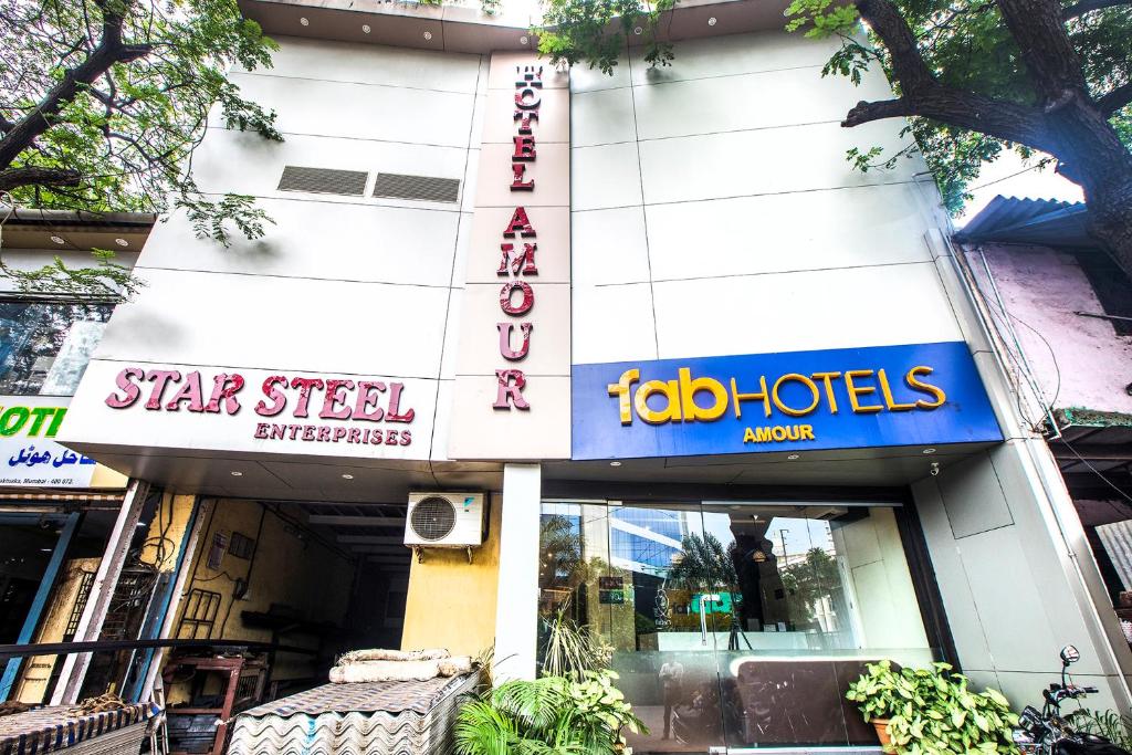 孟买东安泰阿莫尔法布酒店的一座标有酒店标志的建筑