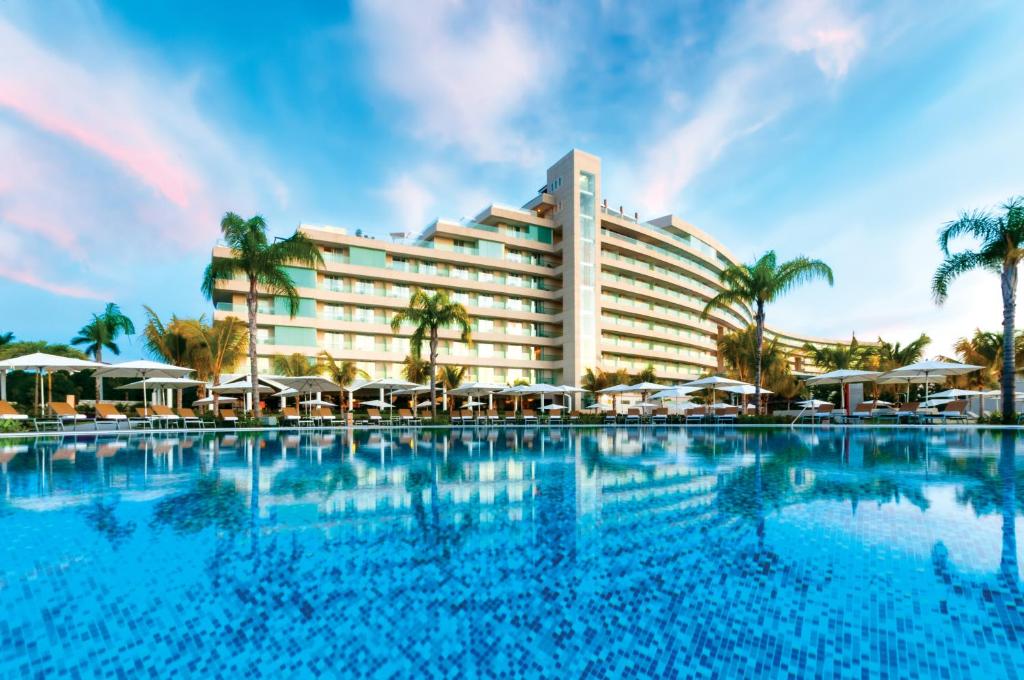 阿卡普尔科Palacio Mundo Imperial Riviera Diamante Acapulco的大型酒店,设有大型游泳池