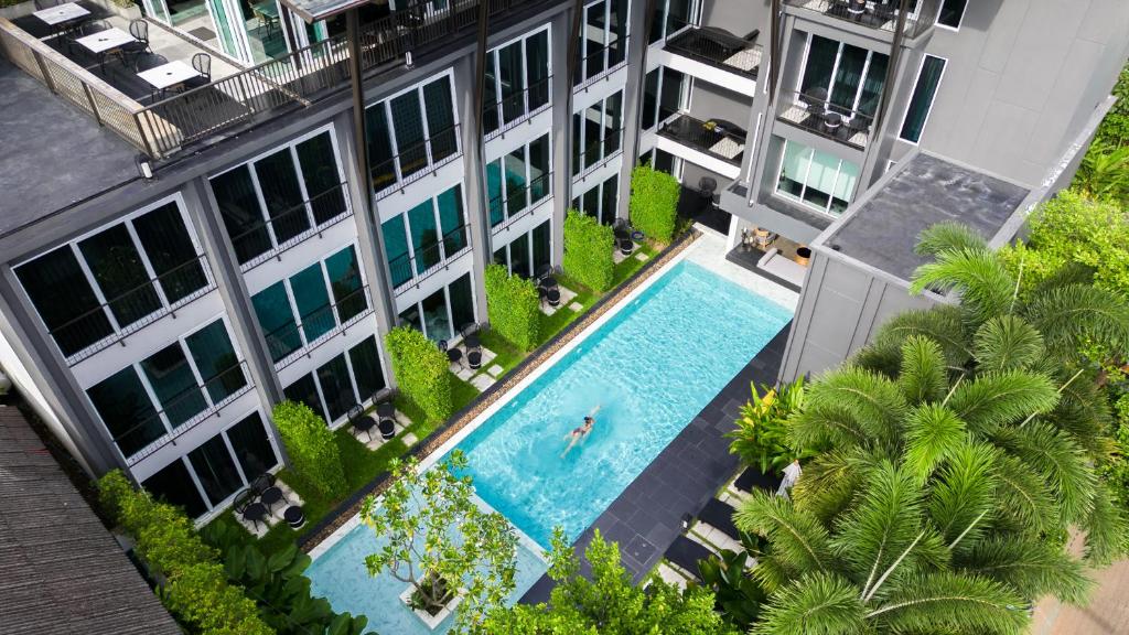 清迈KIRI HOTEL Chiang Mai的享有带游泳池的大楼的顶部景致