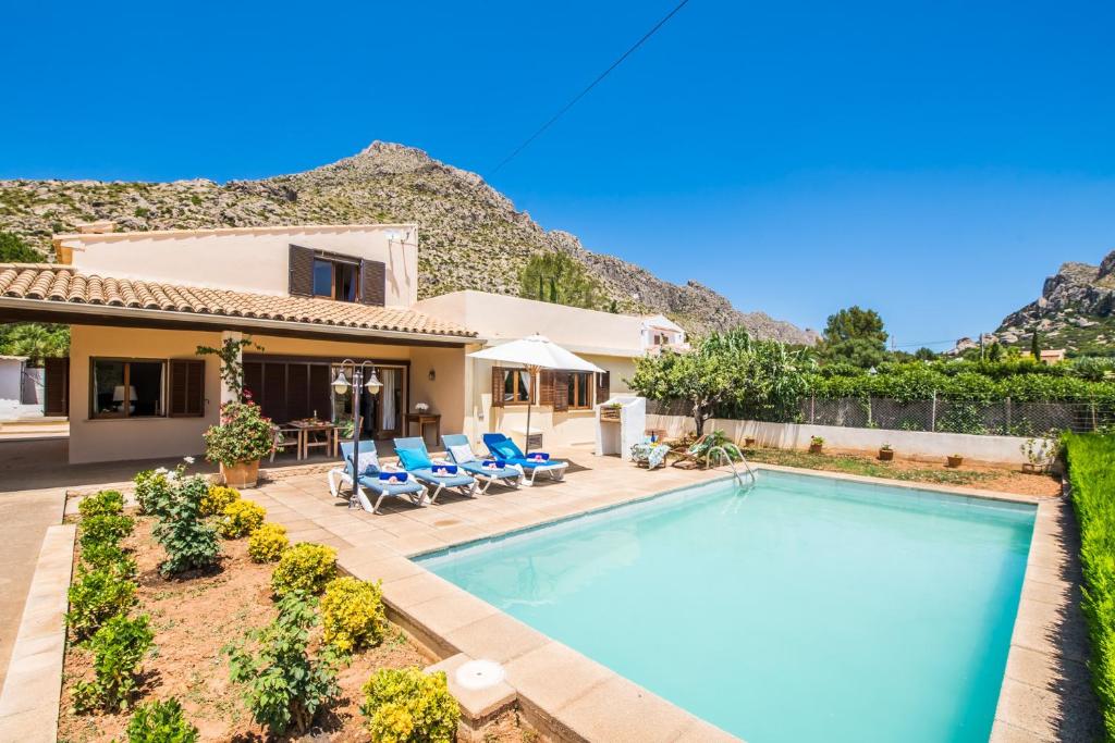 波连萨港Ideal Property Mallorca - Ca na Tonina的一座带游泳池和房子的别墅