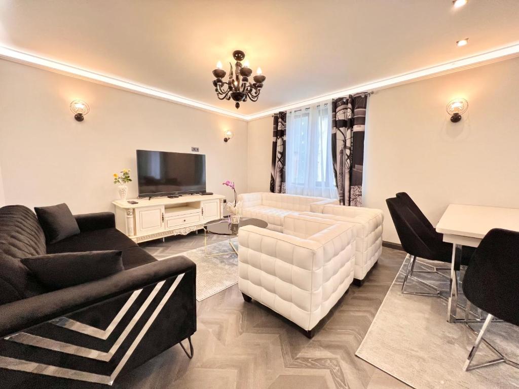 普罗夫迪夫Апартаменти Стефани的客厅配有白色家具和平面电视