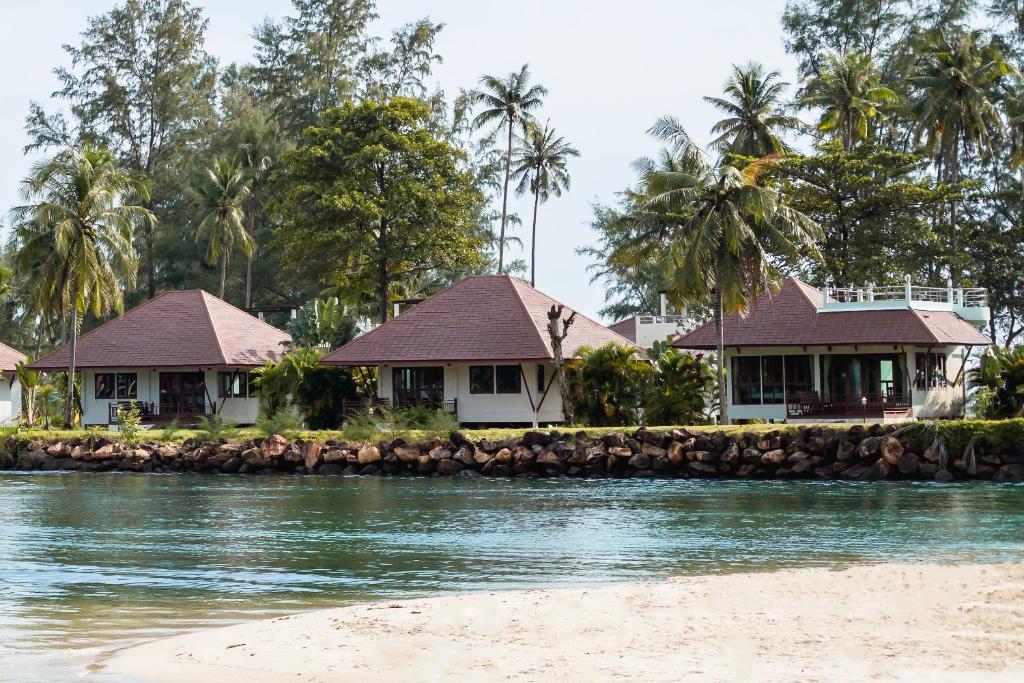 象岛Koh Chang Longstay Resort的河岸上的一排房子