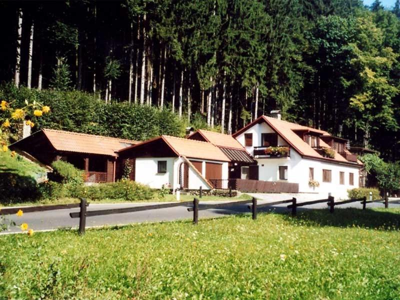 布兰斯科玛卡恰旅馆的路边的一群房子