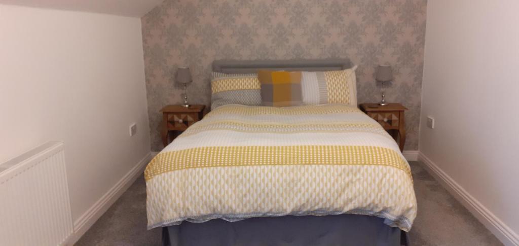 哈特尔普尔No. 5的一间卧室配有一张黄色和白色的被子。
