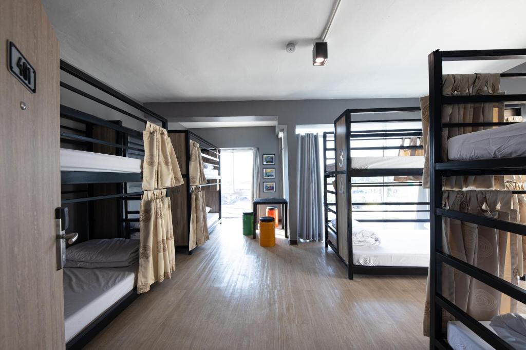 曼谷SLEEP TO FLY HOTEL & HOSTEL suvarnabhumi airport的宿舍间设有双层床,一间客房设有壁炉。