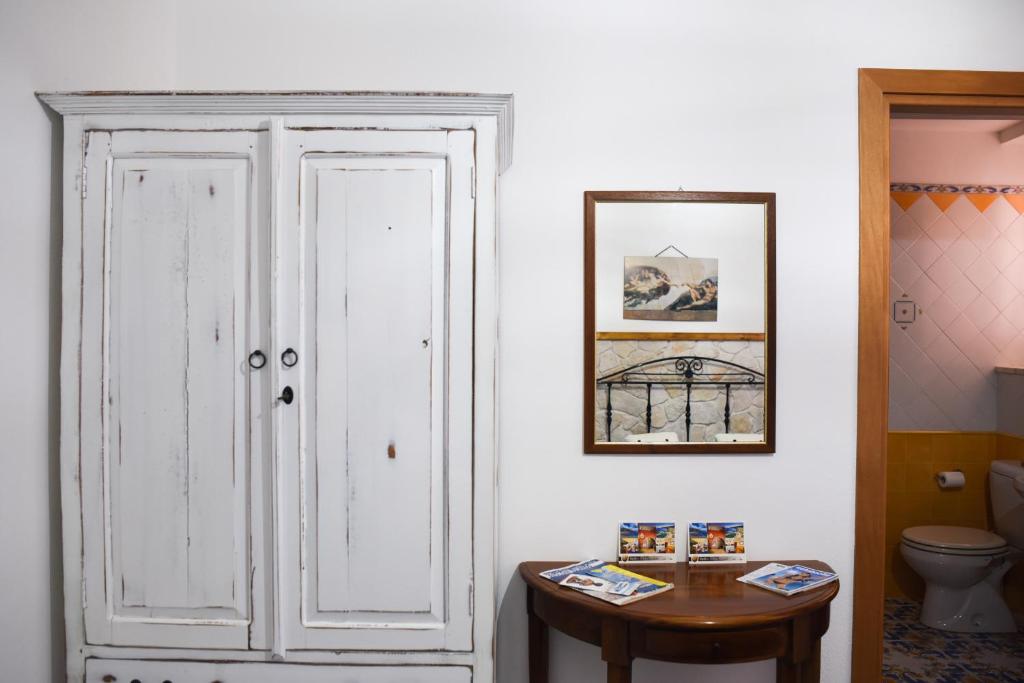 利帕里B&B Antico Palmento的一间带白色门和桌子的浴室