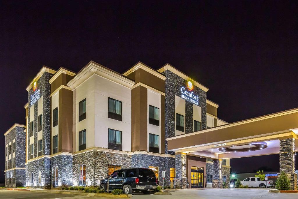 摩尔Comfort Inn & Suites Moore - Oklahoma City的前面有停车场的酒店