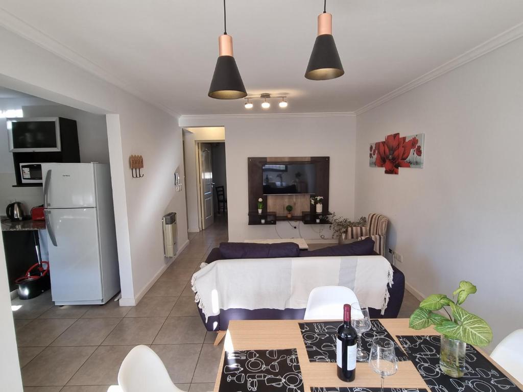 门多萨Luminoso departamento en zona residencial的配有床和桌子的房间以及厨房