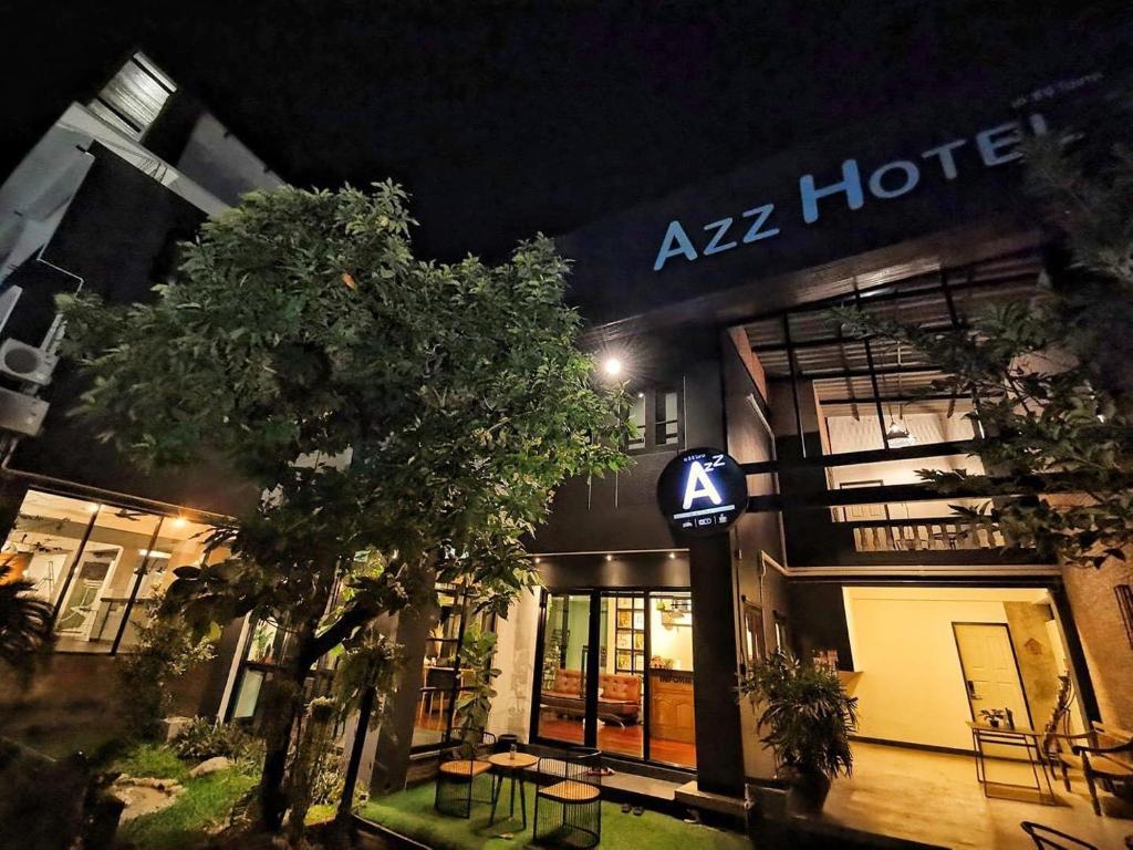 清迈Azz Hotel的夜晚,酒店前面有一棵树