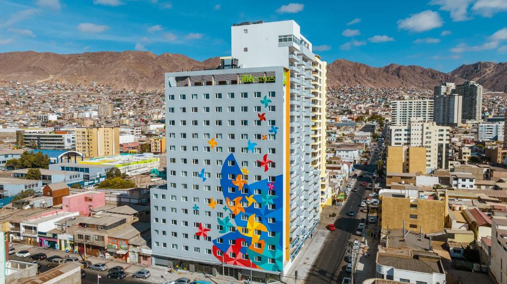 安托法加斯塔ibis Styles Antofagasta的一面有壁画的高楼