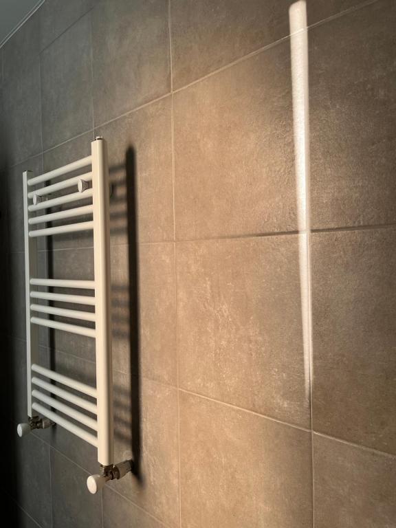 波季Express Inn的浴室内带散热器的瓷砖墙