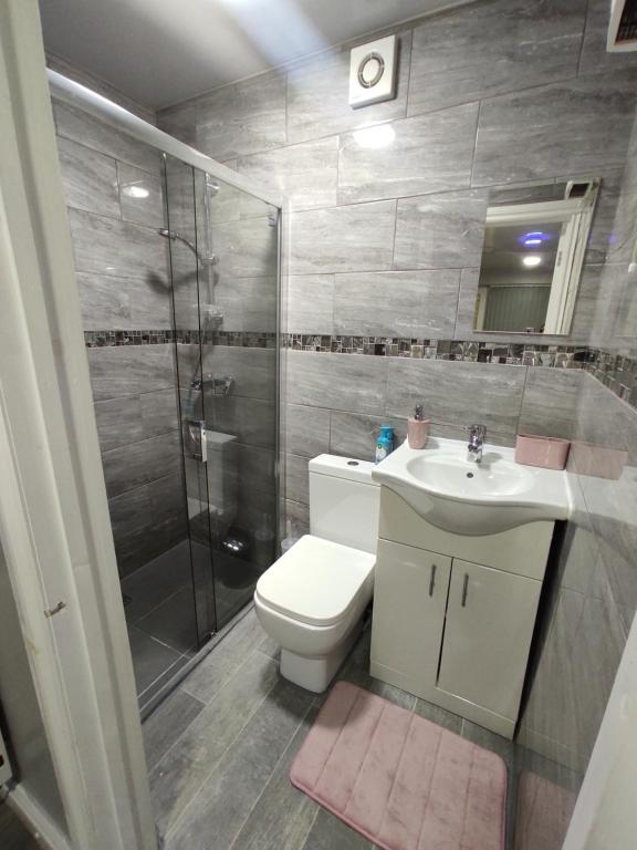 伯明翰Double size bedroom near NEC, Birmingham airport,city centre的浴室配有卫生间、淋浴和盥洗盆。