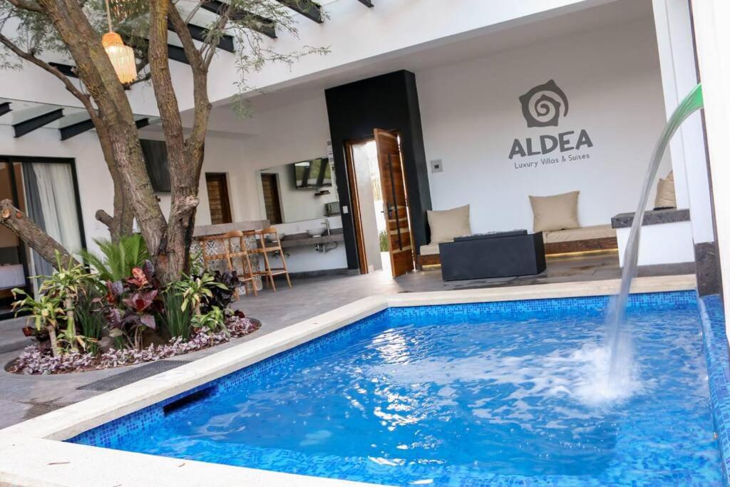 San Martín de las PirámidesVILLA HUIZACHE ALBERCA PRIVADA+EXCLUSIVIDAD+LUJO的一座带喷泉的酒店游泳池