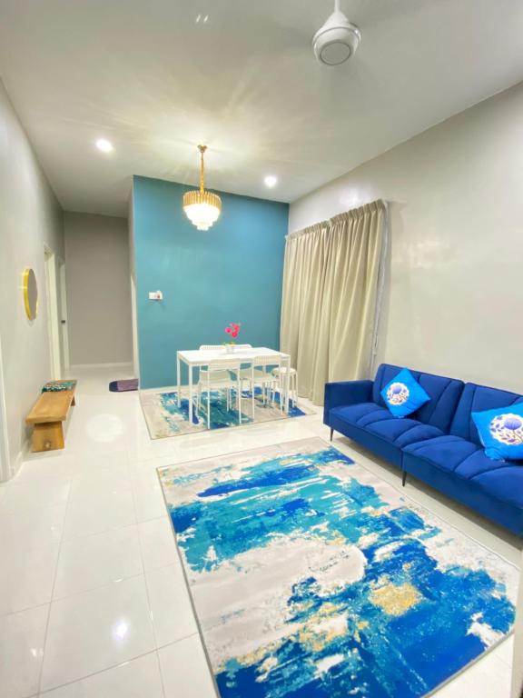 PendangHZ HOMESTAY PENDANG的客厅配有蓝色的沙发和桌子