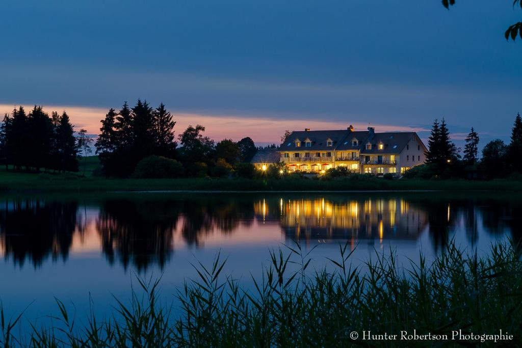 Grande Riviere卢格兰瓦酒店的湖岸边的房屋
