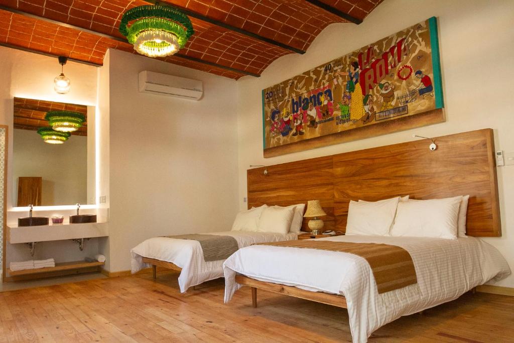 墨西哥城NaNa Vida CDMX的一间卧室配有两张床和镜子