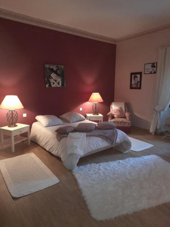 Saint-Germain-lès-Arlaychambre du jura的一间卧室配有一张大床和两盏灯。
