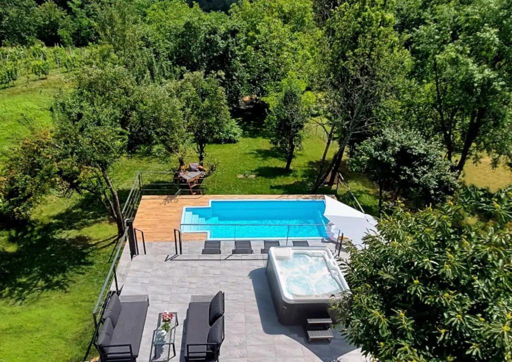 GudciHouse with hot tub, sauna and swimming pool near Zagreb的享有庭院游泳池的顶部景色