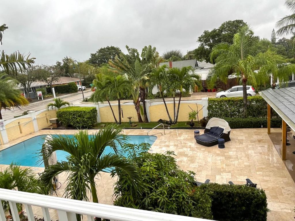 沃思湖Capri Inn & Apartments的享有棕榈树游泳池的景色
