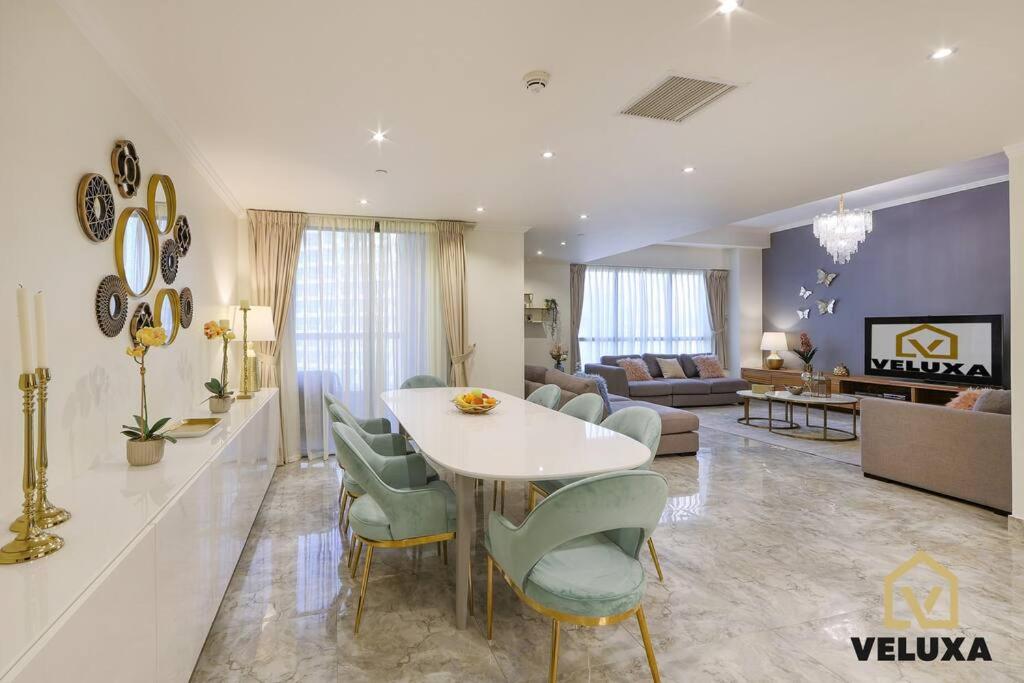 迪拜Veluxa - Spectacular 4 Bedroom Beach Home的客厅配有白色的桌子和椅子
