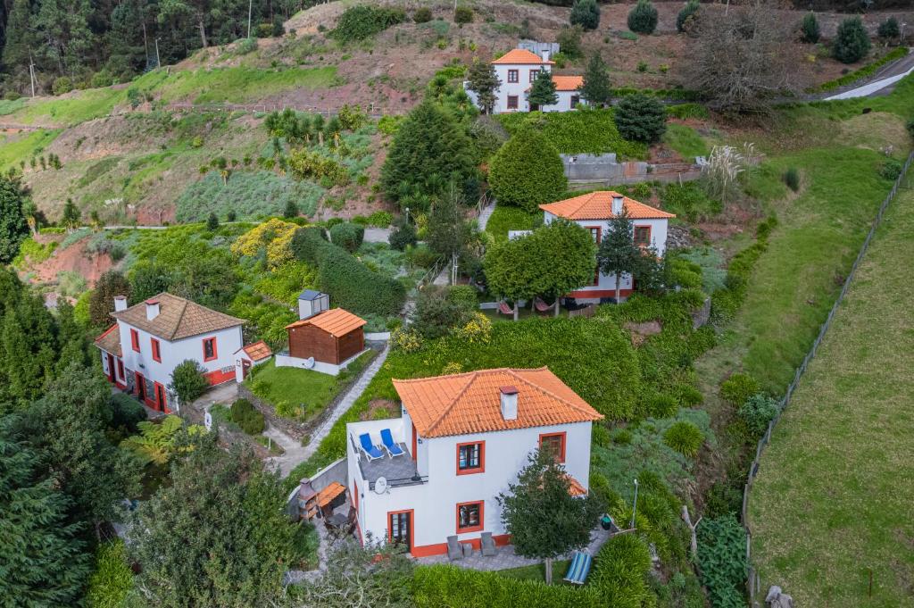 卡马查Cantinho Rural的山丘上房屋的空中景致