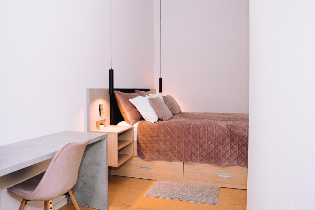奥西耶克Luxury wellness apartment SHA的一间卧室配有一张床和一张书桌