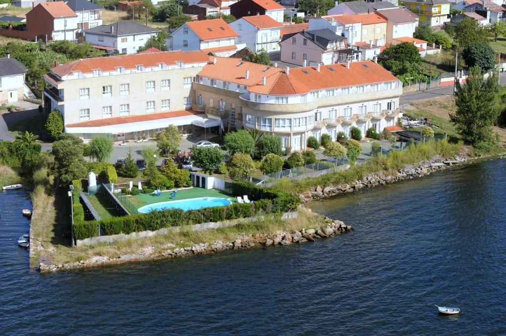 诺雅公园酒店的水面上一座岛上建筑的空中景观