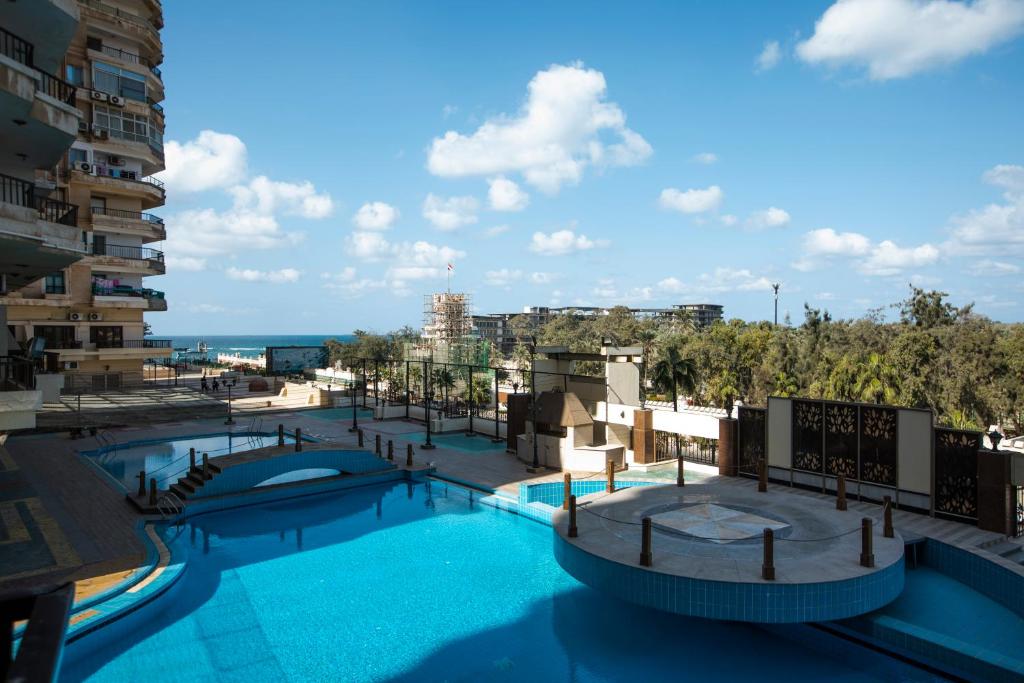 亚历山大AIFU Hotel El Montazah Alexandria的享有大楼内游泳池的景致