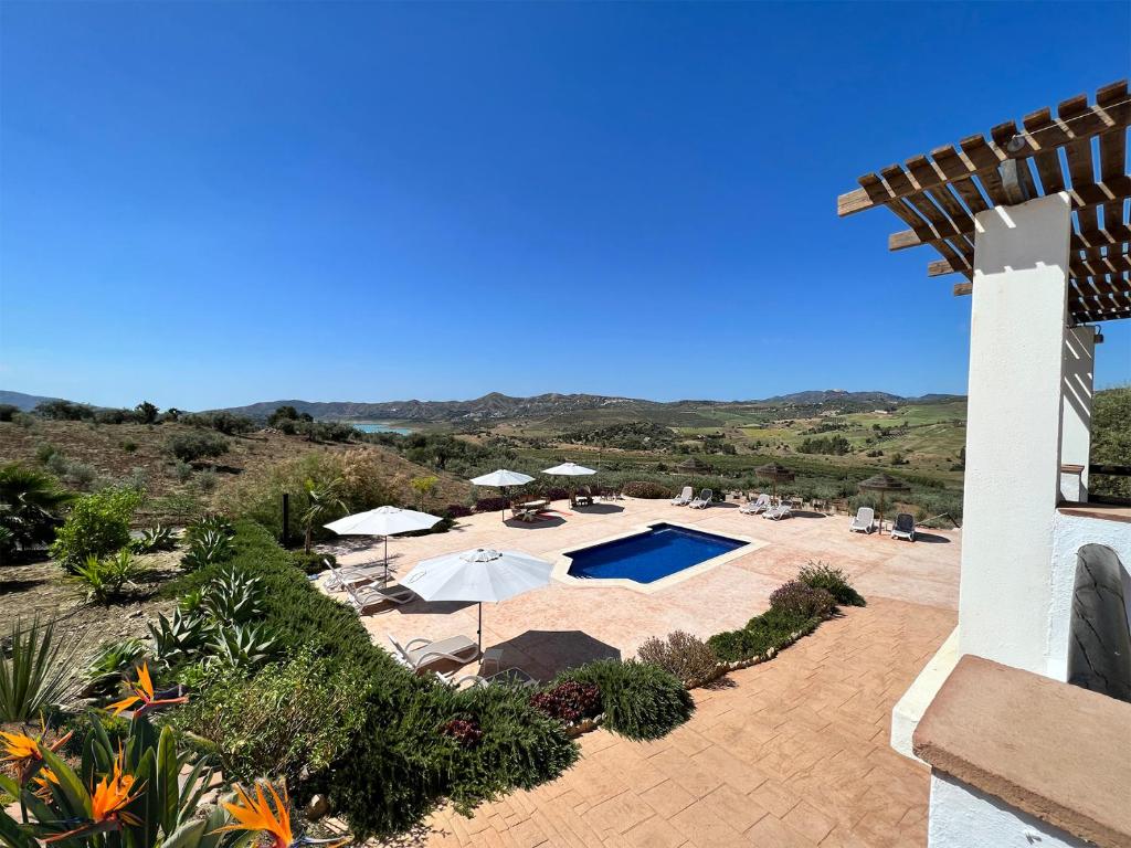 佩里那Finca Zayas Casa Rural & Guest Suites的享有带游泳池的别墅的外部景致
