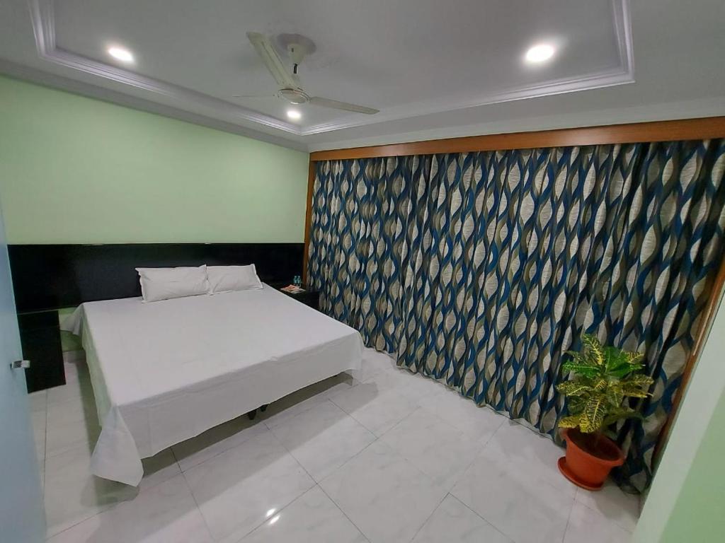 SecunderābādPRIVATE HOME STAY的卧室配有白色的床和墙壁
