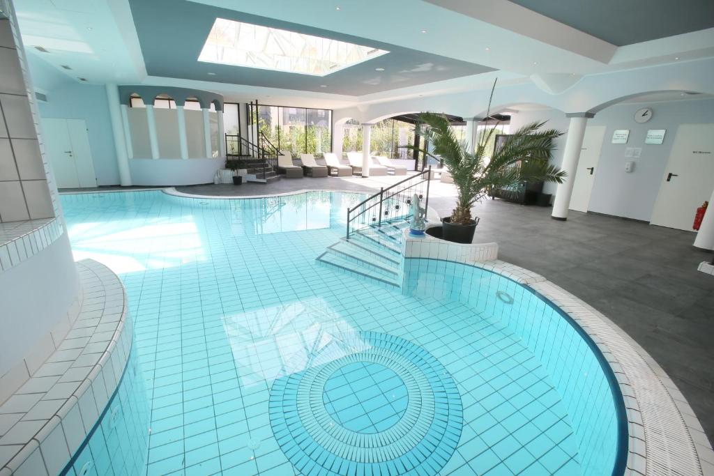 滨湖新锡德尔25h SPA-Residenz BEST SLEEP privat Garden & POOLs的大型建筑中的大型游泳池