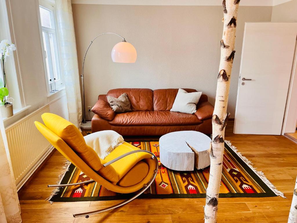 哥达Kuschelige helle Ferienwohnung的带沙发和树的客厅
