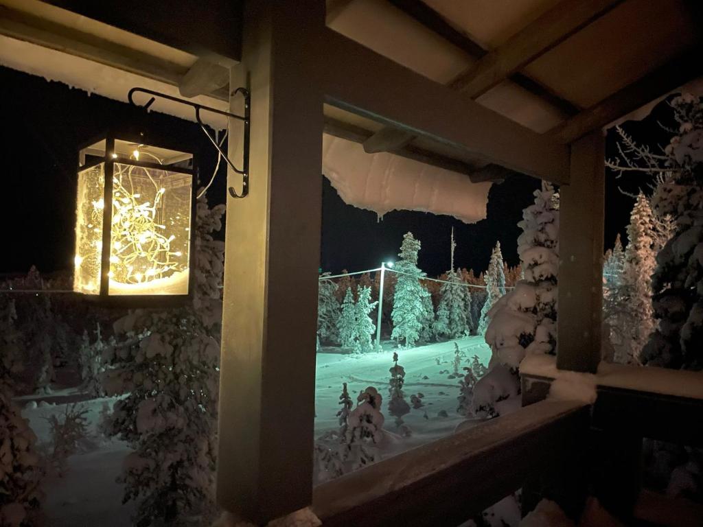 库萨莫Vuosselin Kuura (2 mh + tilava parvi)的墙上的灯,上面有圣诞场景