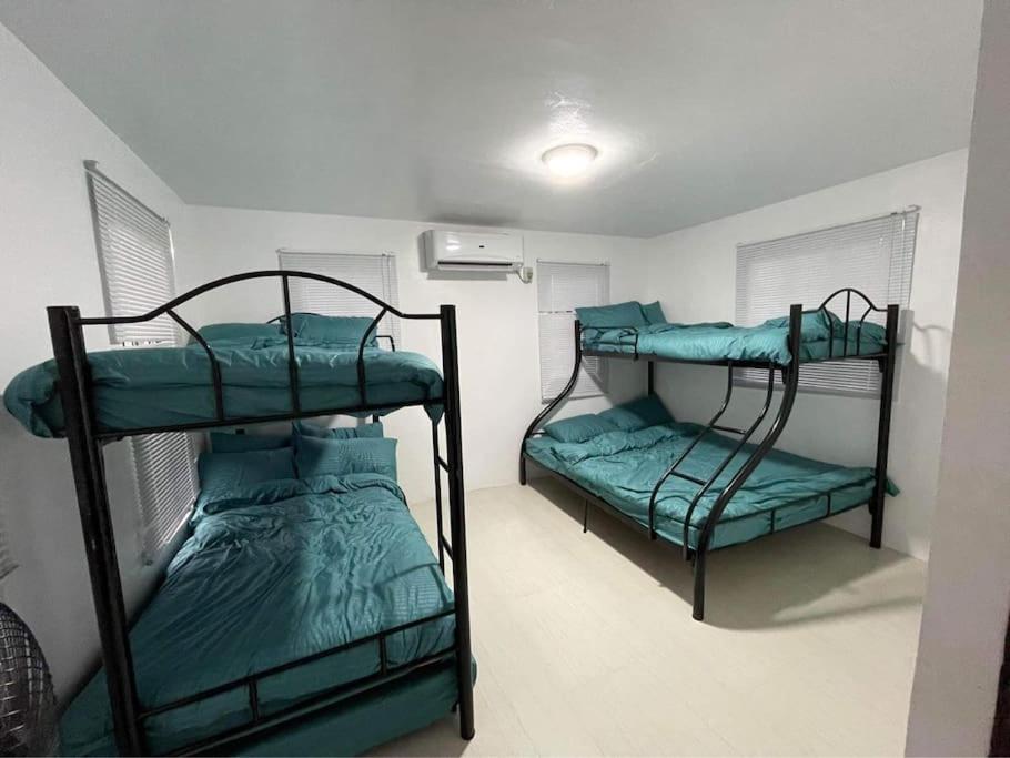 La Colmena Bauan - Self Catering Townhouse Accommodation客房内的一张或多张双层床